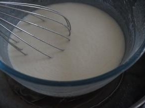 锅里的水烧开后，放面糊进去隔水蒸，不停拌几分钟，待面糊升至手温的时候，离火，再拌一会