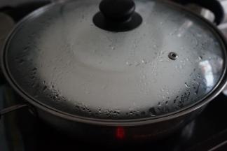 面糊倒入不锈钢碟中，盖上盖子或者耐高温保鲜膜，大火蒸20分钟左右。（实际蒸制的时间要根据器皿和火力，换成不锈钢碟是因为更容易熟，减少蒸的时间）