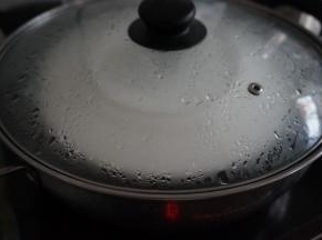 面糊倒入不锈钢碟中，盖上盖子或者耐高温保鲜膜，大火蒸20分钟左右。（实际蒸制的时间要根据器皿和火力，换成不锈钢碟是因为更容易熟，减少蒸的时间）