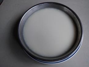 蒸熟的冰皮内部和周边的颜色一致，表面上有一些浮油，若中间部分比四周的白，就是还没有蒸透，继续蒸几分钟