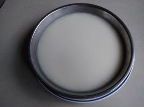 蒸熟的冰皮内部和周边的颜色一致，表面上有一些浮油，若中间部分比四周的白，就是还没有蒸透，继续蒸几分钟