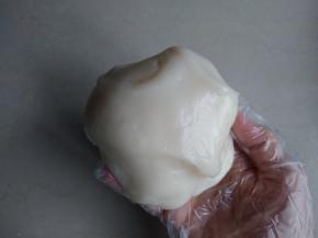 用筷子迅速搅拌，待没那么热的时候，戴上手套将其揉至光滑的面团，放入保鲜袋或者密封盒里，冰箱冷藏松驰2个小时