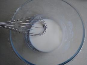 现在开始做蛋糕，52克牛奶和40克玉米油搅拌均匀，乳化好，没有出现水油分离