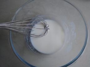 现在开始做蛋糕，52克牛奶和40克玉米油搅拌均匀，乳化好，没有出现水油分离