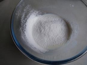 将面粉过筛进去，拌几下，不见干粉即可