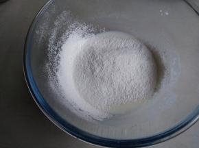 将面粉过筛进去，拌几下，不见干粉即可