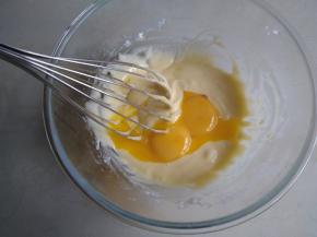 分两次倒入蛋黄，拌好之后才加入第二次蛋黄