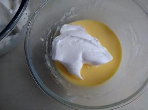 蛋清分3次加入40克糖，用电动打蛋器打至偏中性发泡。将打发好的蛋白霜勺1/3到蛋黄糊里，从底部向上并切拌的手法拌均匀