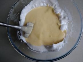 再倒回剩余的蛋白霜里，用同样的手法拌均匀，成细腻光滑的蛋糕糊