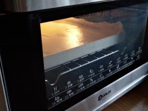 放入已经提前预热到上火170度，下火175度的东菱K40C烤箱中，烘烤16分钟左右（实际烘烤温度要根据自家烤箱脾气而定）