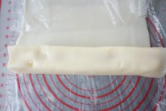 冰皮贴着蛋糕卷起，切断。再做下一份蛋糕条，这块擀开的冰皮足够做两份蛋糕条