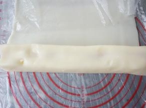 冰皮贴着蛋糕卷起，切断。再做下一份蛋糕条，这块擀开的冰皮足够做两份蛋糕条