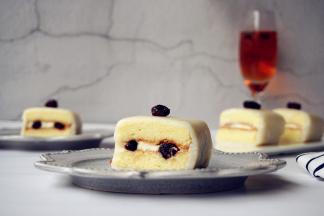 做好后，用油纸包裹着，放入冰箱冷藏定型2个小时以上