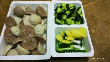 双丸切半、姜切片、葱切段、青瓜切粒