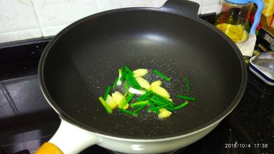锅里热油，放入姜葱、少许盐爆香