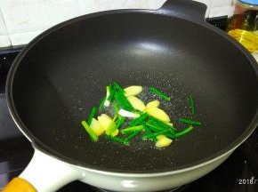 锅里热油，放入姜葱、少许盐爆香