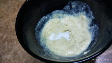 腐乳加入糖搅匀