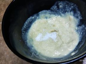 腐乳加入糖搅匀