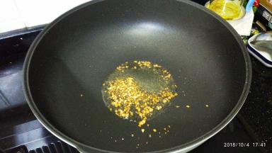 锅里热油炸香蒜蓉