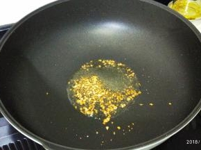 锅里热油炸香蒜蓉