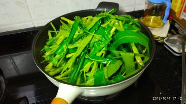 放入通菜炒均匀