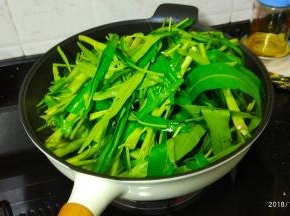 放入通菜炒均匀