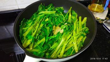 倒入腐乳翻炒至熟透