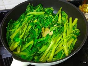 倒入腐乳翻炒至熟透