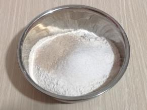 将高筋面粉，幼砂糖，酵母粉放入大口器具中，用筷子搅拌均匀！