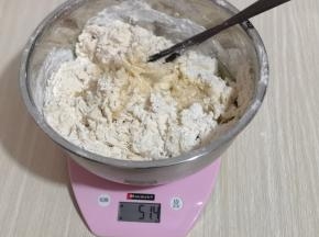 再加入玉米油，用筷子搅拌成絮状！