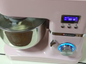 将厨师机的旋钮到1档，揉5分钟，再转到2档揉面10分钟即可！