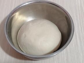 取出面团，揉圆，盖上保鲜膜放入冰箱冷藏室进行发酵，（冰箱冷藏室发酵一夜）注意保持面团的湿度！
