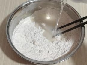 一边加入纯净水，一边用筷子搅拌成絮状！