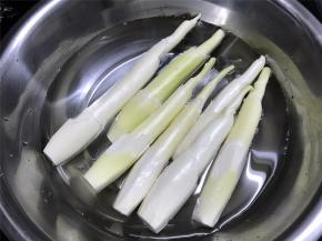 先把买回来的茭白用刀划一刀剥去外壳，放清水中静养15分钟。