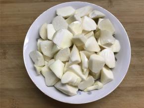 把茭白从水中捞出，沥干水分，切成滚刀块。