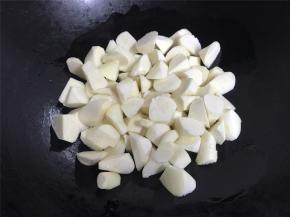 锅中放入适量的油，倒入茭白翻炒片刻。