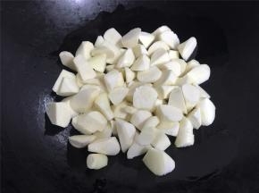 锅中放入适量的油，倒入茭白翻炒片刻。
