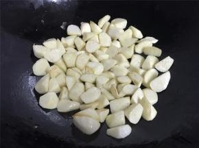 转中火慢煎，至茭白表面微微焦黄起皱。