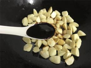 放入1勺生抽和1勺海鲜酱调味。