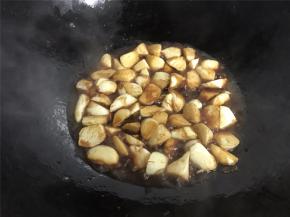 翻炒匀后加入少许水煮开。