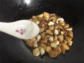 煮2-3分钟茭白入味后加适量糖调味。