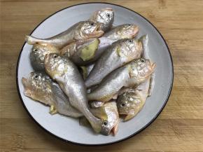 把买回来的梅子鱼去掉腮和内脏，清洗干净后放入少许的盐和料酒腌制10分钟。