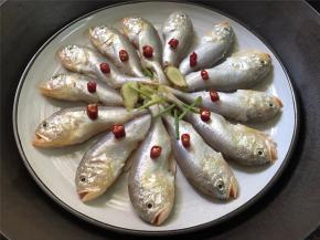 蒸锅加水煮开后放入梅子鱼，大火蒸8分钟即可熄火。