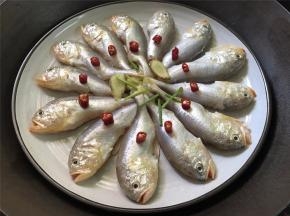 蒸锅加水煮开后放入梅子鱼，大火蒸8分钟即可熄火。