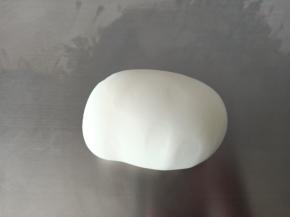 先将主材料混合，揉成光滑的面团