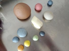 揉出120克可可面团，25克蓝色面团，8克黄色面团，20克红色面团，6克绿色面团，35克橘色面团(红色＋黄色)，25克粉色面团，35克灰色面团(灰色我用的黑芝麻糊粉，没有的可以少加一点竹炭粉就是灰色的了)，5克黑色面团。
由于造型比较多耗时比较长，面团揉好后最好放冰箱冷藏