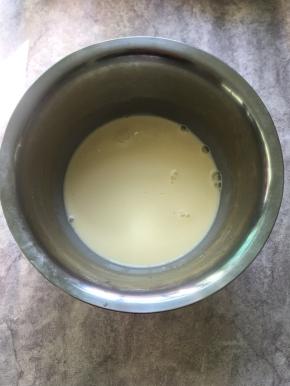 加入淡奶油和牛奶，搅拌均匀