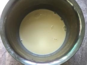加入淡奶油和牛奶，搅拌均匀