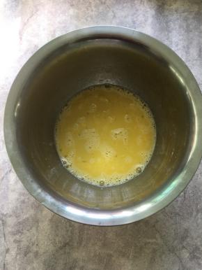 鸡蛋和糖粉放在打蛋盆里，用手动打蛋器搅拌均匀