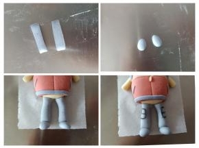 蓝色面团搓圆柱，再搓两个粗水滴状，组合起来，粘到身体下方，用黑色面团搓细条，做出裤兜的样子来